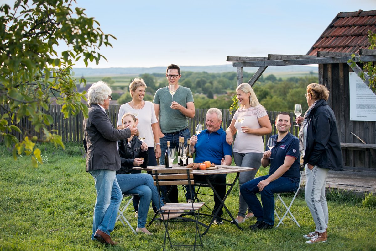 Famile beim Tisch.jpg